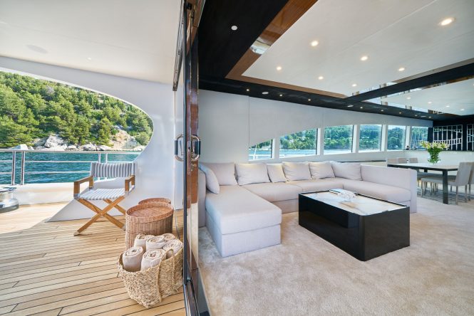 Salon mit riesiger Schiebetür für einen hervorragenden Indoor:Outdoor-Fluss