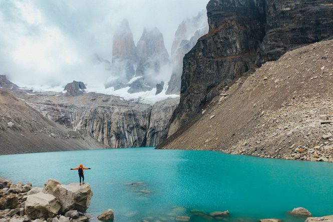 Der wunderschöne Torrei del Paine See und die Berge in Patagonien