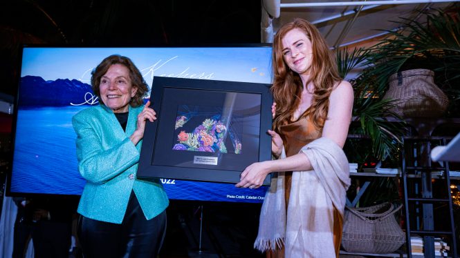 Dr. Sylvia A. Earle überreicht Auszeichnung an Amber Sparks of Blue Latitudes Foundation