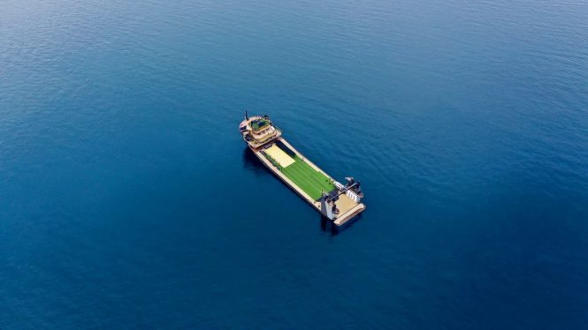 Luftbild der 146 m langen Explorer-Yacht OK mit Tennisplatz © Karmarine Shipyard