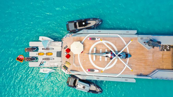Luftbild der Yacht mit Spielzeug und Helikopter an Bord der Motoryacht BOLD - eine ähnliche 'Auswahl' wird voraussichtlich auf GLOBALFAST zu finden sein