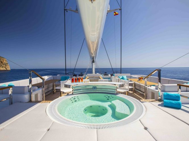 Whirlpool auf der Luxus-Segelyacht AQUIJO