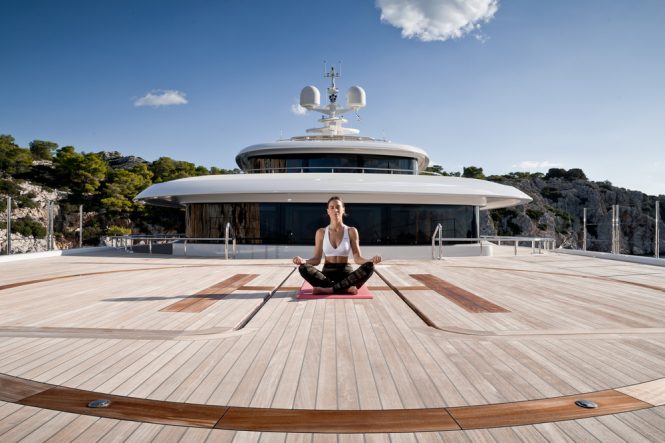 Morgenmeditation und Yoga an Bord der Superyacht O'PTASIA im Mittelmeer